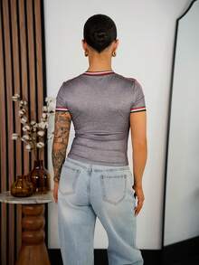 SAYEHFBABY 女士字母印花休闲V领修身短袖T恤 - 深灰色 - 查看 2