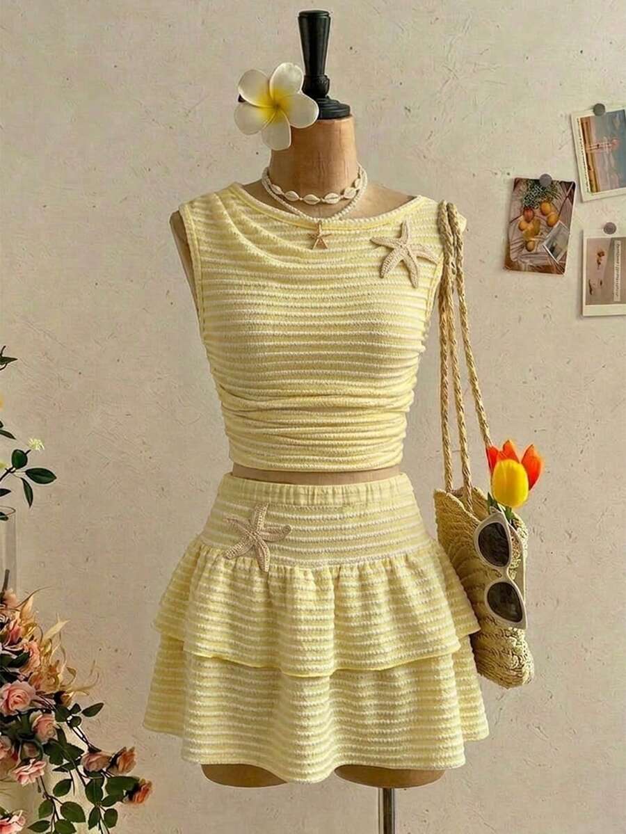 SHEIN Sparklyn Este nuevo conjunto de 2 piezas para adolescentes presenta una elegante y cómoda blusa de punto jacquard azul de cuello redondo con un estilo casual y de vacaciones, combinada con una falda a dos niveles a juego. La cintura y el bajo recogidos de la blusa crean un aspecto general elegante. Este conjunto de alta calidad es perfecto para el uso diario, incluyendo vacaciones, viajes y fiestas, y es ideal para la primavera y el verano.