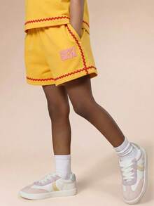 Conjunto de niña con acanalado y texto bordado "Happy Days" con detalles de ribete de puntilla, conjunto casual de verano - Amarillo - Ver 4