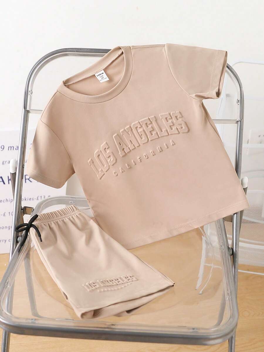 SHEIN Genkimix Kids 两件套男童夏季时尚休闲运动可爱酷炫图案T恤短裤套装,适合日常穿着、上学、休闲、度假、聚会等各种场合,是夏季的理想之选。 - 卡其色 - 查看 1