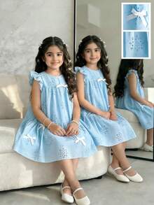 SHEIN Vintaside Kids 女童休闲时尚蓝色度假连衣裙，正面饰有可爱的白色3D蝴蝶结丝带，蓝色编织刺绣面料，荷叶袖圆领拼接连衣裙，适合可爱、俏皮、优雅、简约韩式风格，适合日常、上学、外出、度假、派对、节日穿着，春夏女童碎花连衣裙，蓝色夏季女童连衣裙。儿童连衣裙，粉蓝色女童连衣裙，儿童连衣裙，天蓝色女童连衣裙，蓝色吊带女童连衣裙，优雅派对连衣裙。 - 淺藍色 - 查看 12