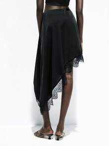 Lumivelle 女士春夏新款黑色不对称下摆蕾丝拼接缎面半身裙，优雅浪漫 - 黑色 - 查看 2