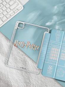 HARRY POTTER X SHEIN 透明亚克力三折双面印刷蓝色窗口展示图案喷绘平面保护套，兼容mini 6/ mini 7/Air/Air 2/9.7/10.5/10.2/Air 4/Air 5/10.9/Pro 11/10/2024 Air 11 (M2)/Pro 11 (M4) 2024/Air 11英寸 (M3) 2025/ (A16) 11英寸第十一代 2025款。高透明度保护套，产品不含触控笔。部分机型在边框内设有内置触控笔插槽。 - 彩色 - 查看 3