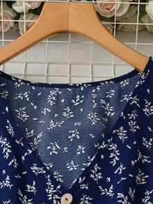 SHEIN LUNE Áo sơ mi tay ngắn cổ chữ V, nền xanh lá cây, họa tiết hoa trắng, tay bồng. - Xanh đậm - Xem 5