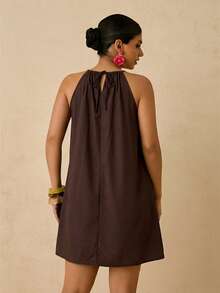Travachic Gaun Mini Liburan Wanita Ukuran Plus dengan Motif Bunga Hijau Romantis dan Tali Leher Model Halter - Coffee Brown - View 2