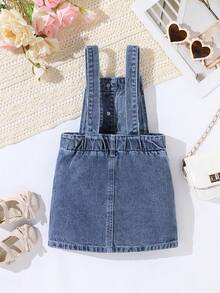 SHEIN Vintaside Kids 女婴牛仔围兜连衣裙，夏季新品，休闲可爱风，水洗深蓝色牛仔布，适合夏季度假，可调节肩带+金属纽扣，部分款式长度可调节，适合不同身高，胸前和腰部的金属纽扣增添复古工装风，舒适棉质牛仔面料，适合日常、度假、音乐节、通勤等各种场合。 - 深色水洗藍 - 查看 3