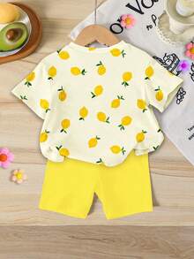 SHEIN Playful Pals 2件組女嬰檸檬印花短袖上衣與純色短褲，淡黃色，夏季休閒度假可愛韓風套裝 - 彩色 - 查看 2