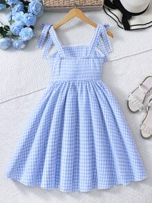 SHEIN 这款少女清新黄色格子吊带连衣裙采用黄白小格子面料，搭配方领和蝴蝶结肩带装饰，散发着法式甜美气息；收腰设计和独特的裙摆剪裁融合了休闲元素。它是近年来流行的精致女装，适合夏季日常穿着。 - 藍色 - 查看 2