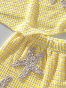 Set de 2 piezas para niñas pequeñas con conjunto fresco blanco y verde, con parte superior de tirantes finos con estampado floral vintage y adorno de flecos blancos, shorts a juego con el mismo estampado floral y cintura elástica. El estilo general es refrescante y elegante, con estampados florales delicados que exudan un ambiente veraniego, adecuado para uso diario o salidas. Los detalles de flecos le dan un toque alegre y juguetón al look. - Amarillo - Ver 4