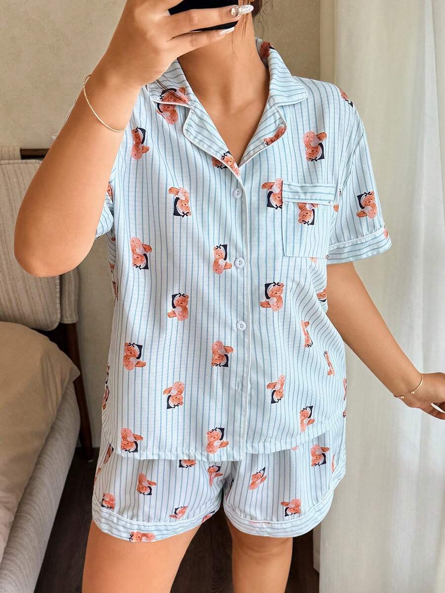 Napfluff CURVE Napfluff CURVE Bộ đồ ngủ nữ cỡ lớn in hình gấu bông sọc xanh dương, cổ bẻ, tay ngắn, quần short, kiểu dáng giản dị, dễ thương. - Xanh và trắng - Xem 1