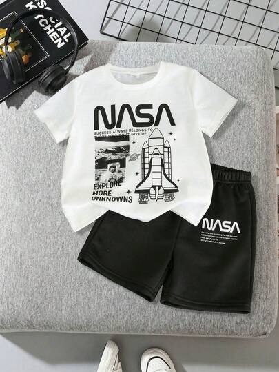 SHEIN Bộ 2 món gồm áo thun ngắn tay và quần short in hình không gian, mặt trăng và chữ cái màu đen trắng dành cho bé trai, thích hợp mặc hàng ngày, đi chơi, hoạt động ngoài trời, tiệc tùng, kỳ nghỉ hè ở bãi biển, mùa xuân/hè.