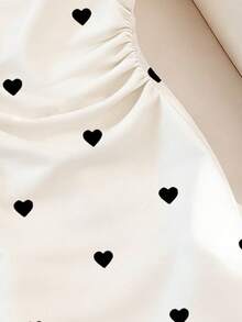 黑色爱心印花无袖连衣裙，适合少女穿着，春、夏、秋季皆宜，休闲外出、居家日常穿着皆可。舒适简约的经典修身爱心连衣裙，适合女孩和女性穿着。 - 彩色 - 查看 3