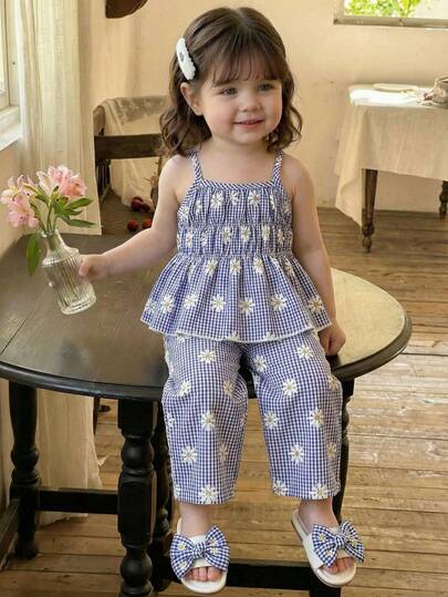 SHEIN Bộ đồ hè 2 mảnh cho bé gái, áo không tay in họa tiết hoa cúc sọc xanh trắng kết hợp với quần cùng màu, phong cách đồng quê tươi mát, thích hợp cho kỳ nghỉ biển, dã ngoại công viên, mặc hàng ngày và biểu diễn múa.