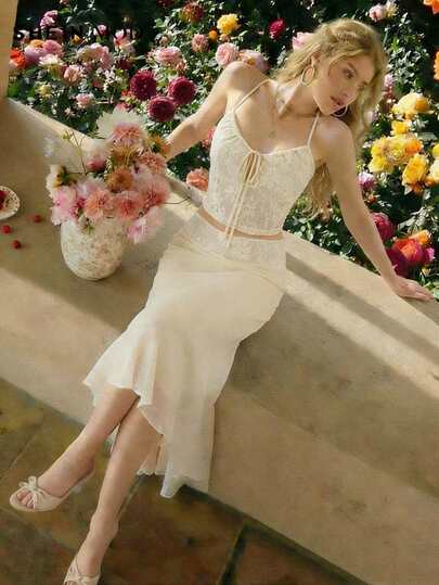 Cévolie Bộ đồ 2 món gồm áo hai dây và chân váy cạp thấp bằng chiffon phối ren và vải patchwork dành cho nữ.