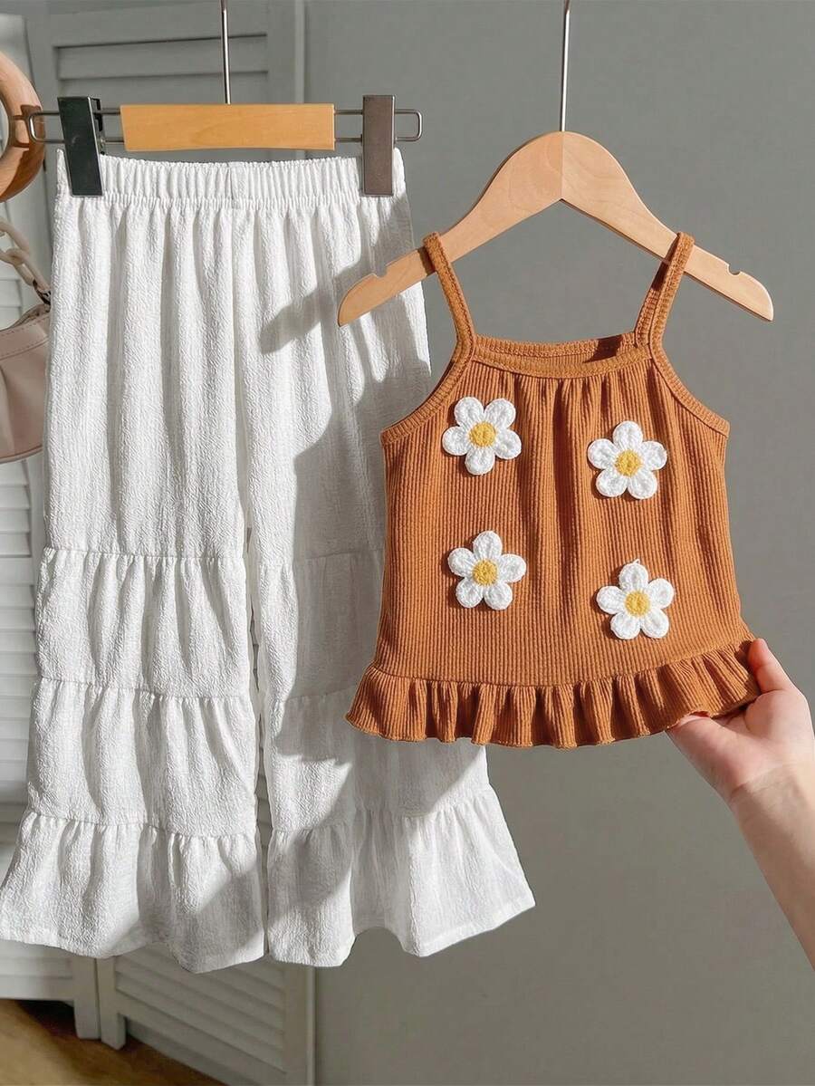 SHEIN Genkimix Kids 少女花卉裝飾細肩帶上衣與寬腿長褲 2 件組休閒復古度假套裝 - 棕色 - 查看 1