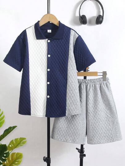 SHEIN Streecool Kids Bộ quần áo bé trai 2 món gồm áo sơ mi ngắn tay kẻ sọc dọc nhiều màu và quần short màu xám, thân thiện với da và thoáng khí. Áo sơ mi có thiết kế kẻ sọc dọc nhiều màu với cổ áo nhỏ và tay ngắn; quần short có thắt lưng co giãn. Phong cách thường ngày năng động, phù hợp cho mặc hàng ngày, đi nhà trẻ, đi biển, v.v. Có thể mặc cả bộ hoặc riêng lẻ để tạo nên một bộ trang phục trẻ em năng động và tươi tắn, một bộ đồ thời trang cho năm học mới.