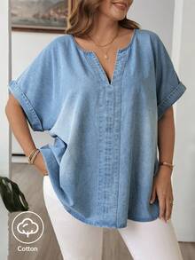 SHEIN CURVE+ 大码纯色V领宽松休闲短袖牛仔衬衫，适合夏季嘉年华、通勤、度假、毕业典礼等场合，时尚百变，可爱街头风，适合派对、婚礼、优雅商务休闲等场合，也适合女士商务、海滩、毕业典礼、复活节等场合。女士大码牛仔上衣，V领短袖休闲衬衫，夏季女式衬衫。 - 藍色 - 查看 10