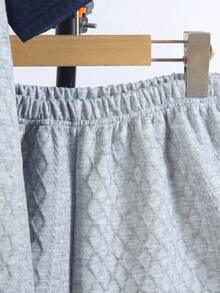 SHEIN Streecool Kids 两件套男童竖条纹短袖衬衫和灰色休闲短裤套装，亲肤透气。衬衫采用多色竖条纹设计，配有小翻领和短袖；短裤采用松紧腰带。整体休闲度假风格，适合日常穿着、幼儿园、海滩旅行等场合。可整套穿着，也可分开搭配，打造阳光活力的儿童造型，时尚的返校套装。 - 藏蓝色 - 查看 5