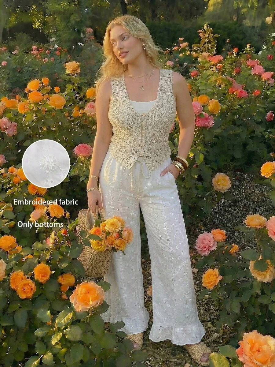 SHEIN MOD 加大码白色刺绣荷叶边裤，适合野餐、度假、浪漫女生聚会和派对穿着。