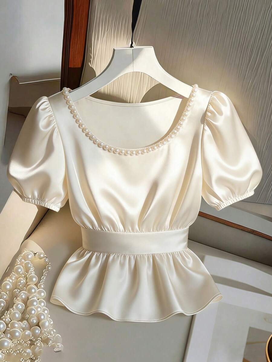 Franclia 优雅宫廷风珍珠镶边圆领缎面腰部荷叶边下摆花瓣袖衬衫 - 杏色 - 查看 1