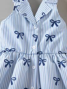 SHEIN Elladie kids 这款清新的蓝白竖条纹连衣裙，饰以藏蓝色蝴蝶结，兼具甜美与清爽的风格。立领设计简洁利落，充满活力；前襟纽扣设计方便穿脱；A字裙摆勾勒腰线，既活泼又显身材。适合日常出行或聚会，让穿着者化身清新可爱、活力四射的乖乖女。 - 藍色 - 查看 5
