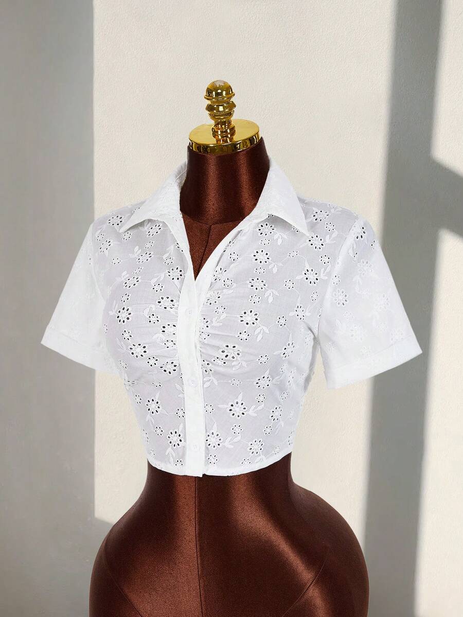 Amplova 女款短袖單排扣刺繡百褶短版襯衫,夏季時尚鏤空棉質上衣,女款新款白色襯衫,女款鏤空短版修身襯衫,Y2K休閒度假優雅穿搭,女款情人節海灘茶會派對婚禮生日穿搭上衣 - 白色 - 查看 1