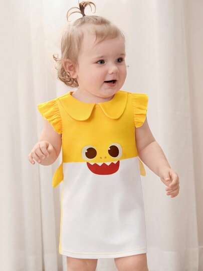 BABY SHARK X SHEIN Đầm bé gái in hình hoạt hình phối màu tương phản, họa tiết mặt búp bê dễ thương.