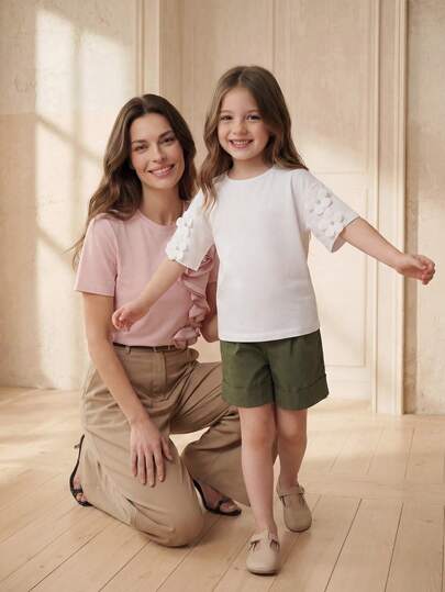 SHEIN 女童圆领休闲优雅短袖T恤，纯白色主体采用手工3D立体花朵设计，并饰以精美3D花朵和水钻，适合夏季穿着。适合女孩日常外出、校园活动、轻度聚会等场合，甜美公主风夏季上衣。