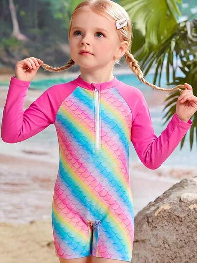 女童连体泳衣，拉链设计，蓝、黄、粉彩虹渐变图案，粉色袖子，款式端庄舒适，保守短裤，时尚法式风格，适合游泳、泳池、冲浪、度假、新年、春假、海滩等场合。
