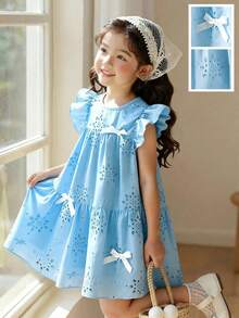 SHEIN Vintaside Kids 女童休闲时尚蓝色度假连衣裙，正面饰有可爱的白色3D蝴蝶结丝带，蓝色编织刺绣面料，荷叶袖圆领拼接连衣裙，适合可爱、俏皮、优雅、简约韩式风格，适合日常、上学、外出、度假、派对、节日穿着，春夏女童碎花连衣裙，蓝色夏季女童连衣裙。儿童连衣裙，粉蓝色女童连衣裙，儿童连衣裙，天蓝色女童连衣裙，蓝色吊带女童连衣裙，优雅派对连衣裙。 - 淺藍色 - 查看 11