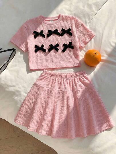 两件套少女条纹针织宽松上衣和喇叭裙套装，适合通勤、休闲穿着和返校季。