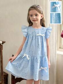 SHEIN Vintaside Kids 女童休闲时尚蓝色度假连衣裙，正面饰有可爱的白色3D蝴蝶结丝带，蓝色编织刺绣面料，荷叶袖圆领拼接连衣裙，适合可爱、俏皮、优雅、简约韩式风格，适合日常、上学、外出、度假、派对、节日穿着，春夏女童碎花连衣裙，蓝色夏季女童连衣裙。儿童连衣裙，粉蓝色女童连衣裙，儿童连衣裙，天蓝色女童连衣裙，蓝色吊带女童连衣裙，优雅派对连衣裙。 - 淺藍色 - 查看 15