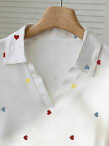 Camiseta blanca de manga larga para mujer con estampado de corazón, cuello polo, cintura ajustada. Atuendo perfecto para el otoño. Nueva camiseta de moda. Regalo para vacaciones, regalo para hermanos, regalo para hermana, regalo para mamá, regalo para el Día de la Madre. Casual, minimalista, parte superior de moda. - Blanco - Ver 5