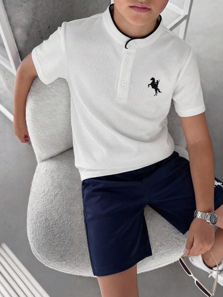 SHEIN 两件套男童休闲撞色马图案Polo衫搭配松紧腰带短裤，适合秋季、春季、夏季、户外玩耍、上学、街头风、派对和休闲场合。