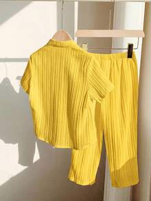 SHEIN Bộ 2 món quần áo thể thao thường ngày cho bé trai, áo sơ mi cổ đứng và quần dài bằng vải có họa tiết, thích hợp cho kỳ nghỉ hè, đi học, dự tiệc sinh nhật, tiệc tối, biểu diễn, đám cưới, lễ rửa tội, lễ khai trương, mặc hàng ngày, đi học, đi du lịch, chơi thể thao, thích hợp cho mùa xuân và mùa hè. - Màu vàng - Xem 4