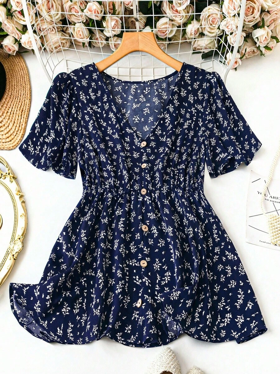 SHEIN LUNE Áo sơ mi tay ngắn cổ chữ V, nền xanh lá cây, họa tiết hoa trắng, tay bồng. - Xanh đậm - Xem 1