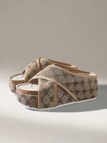 Solecia Sandal Platform Gabus Wanita Modis dengan Motif Alfabet, Nyaman untuk Perjalanan, Sepatu Wanita dengan Tali Silang, Musim Panas - Coklat - View 2