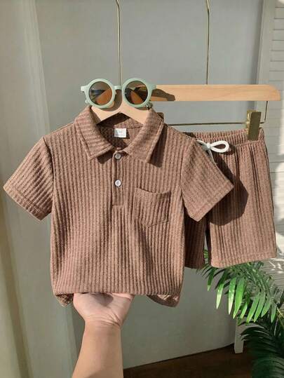 SHEIN 2件套儿童男童休闲宽松纯色Polo衫和短裤套装，质感面料，适合通勤、上学、日常休闲、运动、春夏、海滩度假、夏季氛围、节日等场合。