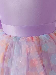 SHEIN Glamorique Kids 女婴万圣节派对礼服，紫色缎面短袖公主裙，配彩色刺绣薄纱裙摆和可拆卸缎面蝴蝶结，适合生日、婚礼、舞台表演、派对和其他正式场合。 - 紫色 - 查看 4
