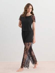 Hourtrue Conjunto de pijama de verano para mujer con top de manga corta con patchwork de encaje e inserción en los hombros y pantalones - Negro - Ver 1