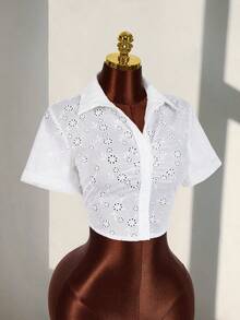 Amplova 女款短袖單排扣刺繡百褶短版襯衫，夏季時尚鏤空棉質上衣，女款新款白色襯衫，女款鏤空短版修身襯衫，Y2K休閒度假優雅穿搭，女款情人節海灘茶會派對婚禮生日穿搭上衣 - 白色 - 查看 5
