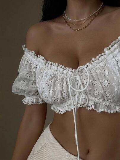 SHEIN SXY Blusa de moda con hombros descubiertos, bordado floral y nudo delantero para vacaciones
