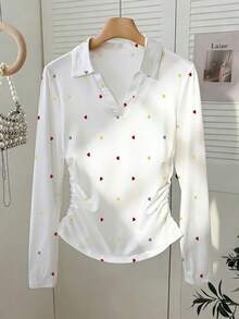 Camiseta blanca de manga larga para mujer con estampado de corazón, cuello polo, cintura ajustada. Atuendo perfecto para el otoño. Nueva camiseta de moda. Regalo para vacaciones, regalo para hermanos, regalo para hermana, regalo para mamá, regalo para el Día de la Madre. Casual, minimalista, parte superior de moda. - Blanco - Ver 3