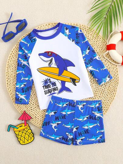 SHEIN Bộ đồ bơi 2 mảnh cho bé trai, in hình cá heo xanh, áo dài tay và quần short in họa tiết, kiểu dáng thoải mái và mát mẻ cho kỳ nghỉ hè.