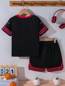 SHEIN Streecool Kids 两件套男童运动休闲圆领短袖数字印花T恤和印花运动短裤套装，饰有缎带，适合春夏日常穿着、运动、郊游、上学、聚会、度假等场合。 - 黑色 - 查看 2