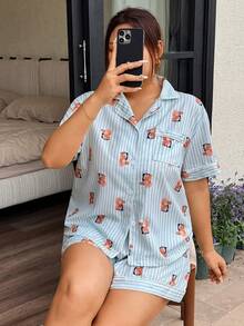 Napfluff CURVE Napfluff CURVE Bộ đồ ngủ nữ cỡ lớn in hình gấu bông sọc xanh dương, cổ bẻ, tay ngắn, quần short, kiểu dáng giản dị, dễ thương. - Xanh và trắng - Xem 3
