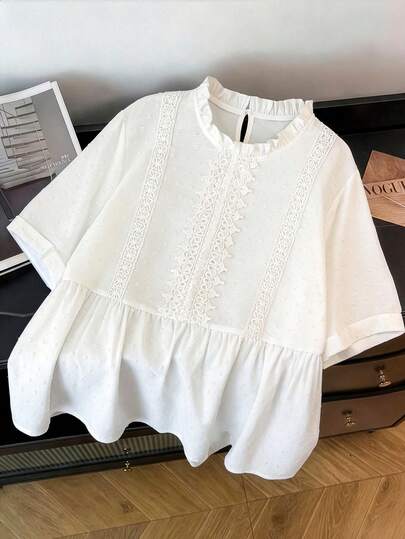 GlowEve CURVE Áo kiểu nữ cỡ lớn tay ngắn, cổ bèo, thiết kế eo phối ren, phù hợp mặc hàng ngày, tôn dáng và đa năng, lý tưởng cho các buổi đi chơi, tụ họp và chụp ảnh.