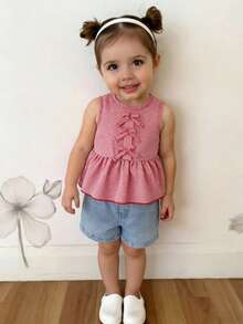 SHEIN Vintaside Kids 这款女婴两件套包括一件夏季红白格纹圆领无袖上衣和一条弹力牛仔短裤。款式经典百搭，清新自然，又不失乡村学院风。上衣宽松舒适，正面饰有蝴蝶结，下摆采用荷叶边设计。牛仔短裤的后袋上绣有草莓图案。 - 紅色 - 查看 8