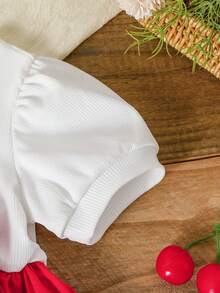 SHEIN 女婴甜美少女风印花圆领灯笼袖针织白色拼接红色荷叶边连体衣，配发带和脚套，夏季款 - 紅色 - 查看 6