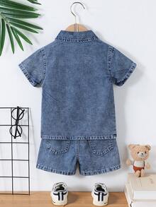 SHEIN Bộ quần áo denim thường ngày 2 món cho bé trai, hàng mới về mùa hè, kiểu dáng thoải mái và dễ thương, chất liệu denim xanh đậm đã qua xử lý, thích hợp cho kỳ nghỉ hè, thiết kế cổ áo ve lật cổ điển + tay ngắn, dáng rộng, eo chun co giãn tạo sự thoải mái và tiện lợi. Chất liệu denim cotton mềm mại, đa năng cho sinh hoạt hàng ngày, thích hợp cho kỳ nghỉ hè, lễ hội âm nhạc, dạo chơi, tụ họp, tiệc tùng, đi làm, v.v. - Rửa tối - Xem 3